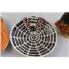 Image 3 : (2) Halloween Dishes, (2) Scarecrow Decorations