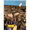 Image 2 : BLACK / BLUE PROFESSIONAL GOLF BAG WITH 5 ASSORTED CLUBS