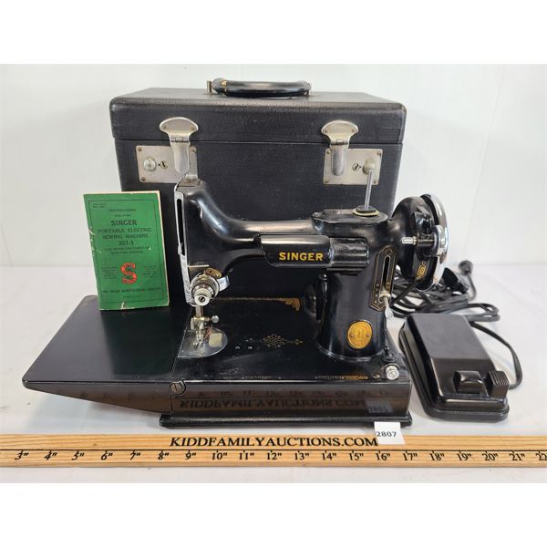 SINGER 221-1 FEATHERWEIGHT SEWING MACHINE W/ CASE