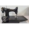 Image 5 : SINGER 221-1 FEATHERWEIGHT SEWING MACHINE W/ CASE