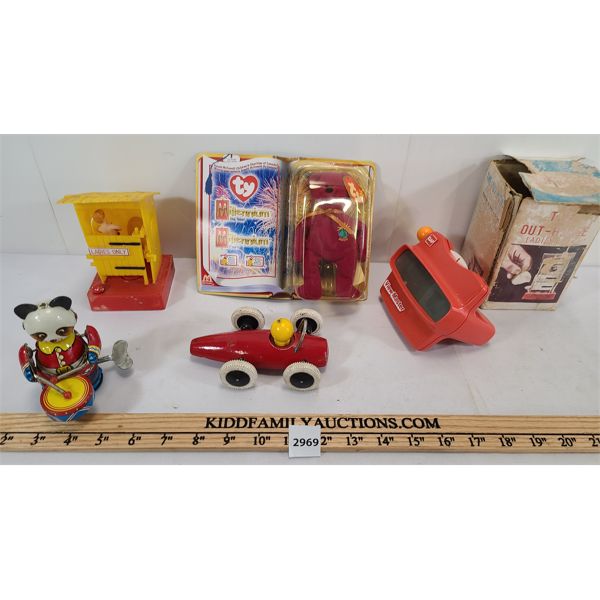 LOT OF 5 - VINTAGE TOYS - INCL LADIES ONLY OUTHOUSE, WIND-UP PANDA, VIEWMASTER ETC.
