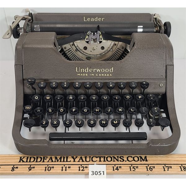 UNDERWOOD TYPEWRITER W/ CASE