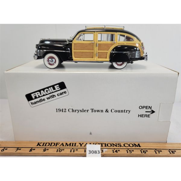 1942 DIE CAST CHRYSLER TOWN & COUNTRY MODEL W/ BOX