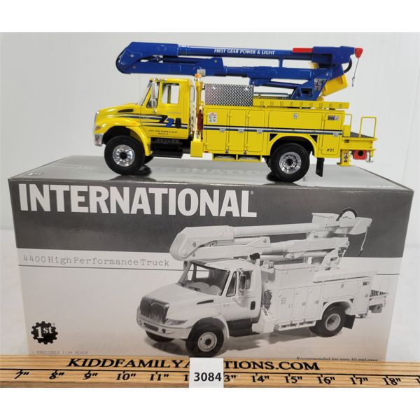 FIRST GEAR INTERNATIONAL DIE CAST 4400 HIGH PERFORMANCE TRUCK W/ BOX - 1:34 SCALE