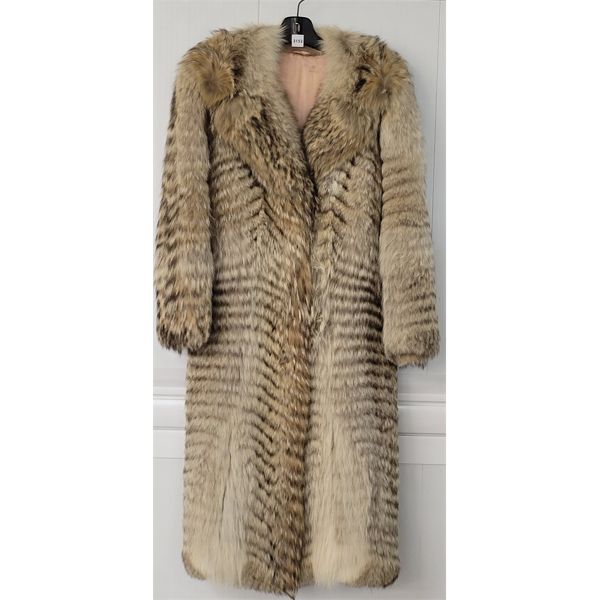 WOMEN'S FULL LENGTH COYOTE FUR COAT