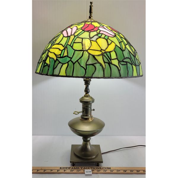 BRASS LAMP W/ TIFFANY STYLE STAINED GLASS FLORAL SHADE 