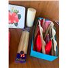 Image 6 : 5 Cork trivets, Large selection of candles, 1 pair of acrylic candle sticks