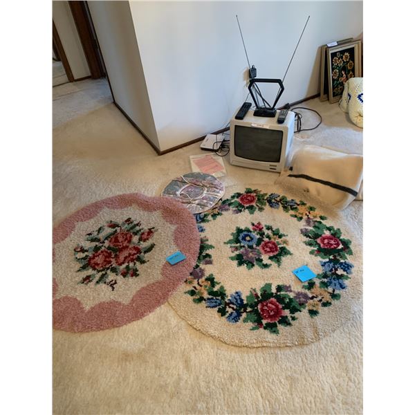 Panasonic working 14" TV, Wool Blanket, Hot casserole carrier and 2 39" and 33" Hook Latch Rugs