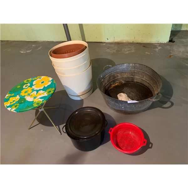 wash tub, patio table, 4 large plastic planters and 1 med planter