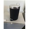 Image 8 : LAUNDRY HAMPER AND STAINLESS TRASH BIN