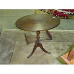 BRANDT HAGERSTOWN MD OVAL TOP LAMP TABLE; 24X16X25; SHOWS WEAR IN FINISH