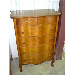 OAK CHEST 2 OVER 4 DRAWER SERPENTINE FRONT WITH CARVED FEET ON FRONT; NO MIRROR; FEW WEAR MARKS ON E