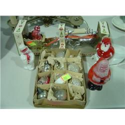 LOT OF 5 CHRISTMAS DECORATIONS; BULBS AND PLASTIC SANTA'S