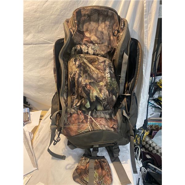 Mossy oak bag one zipper works the other needs attaching