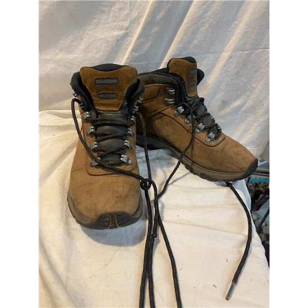 Wind river size 8.5 boots