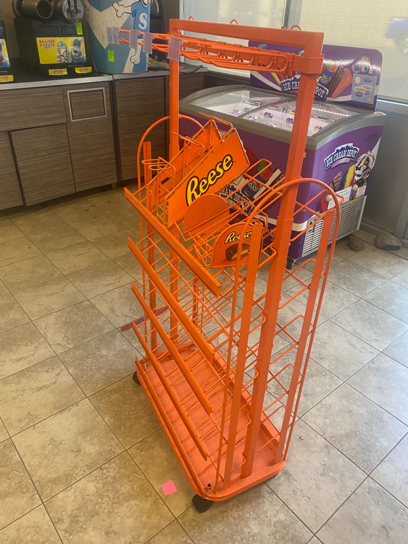 Rolling sm display shelf