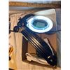 Image 1 : Magnifying light and powerbar