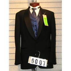 1/2 TORSO MANEQUIN W/TUXEDO SHIRT,VEST,COAT AND TIE