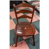 Image 2 : MAHOGANY TABLE WITH 6 CHAIRS AND 2 DROP LEAFS