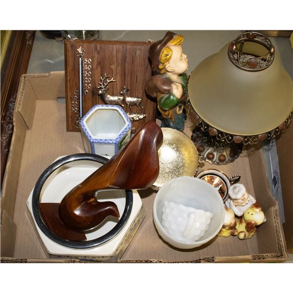 FLAT OF HOUSEHOLD DECOR