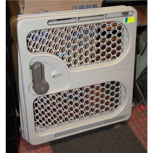 SAFETY FIRST BABY/PET GATE