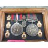 Image 2 : 2 WWII Canadian War Medals & 2 Knives