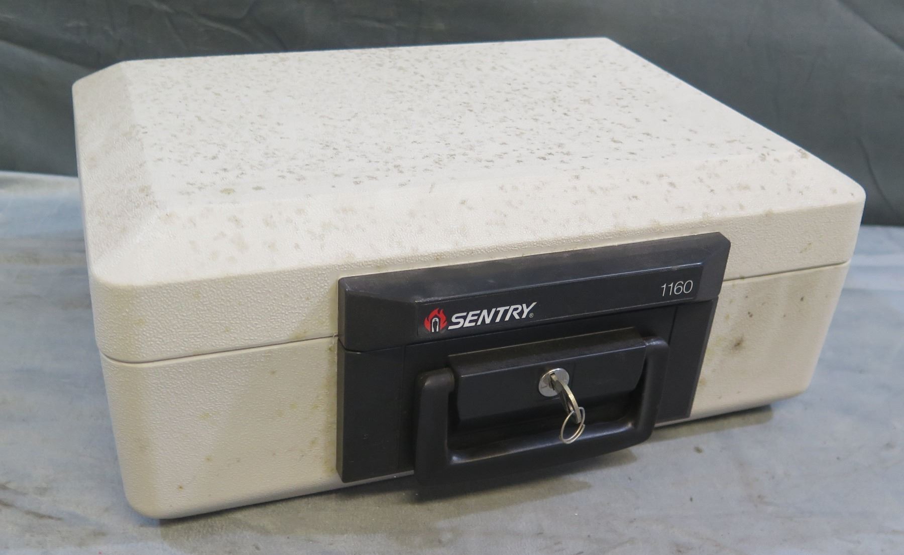 Sentry 1160 Fire-Resistant Box Safe w/ Key Lock - Oahu Auctions