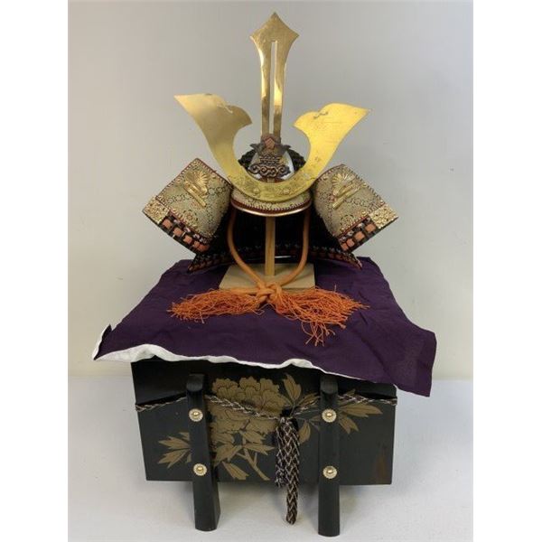 JAPAN VINTAGE JAPANESE SAMURAI DISPLAY DOLL KABUTO HELMET WITH TRUNK