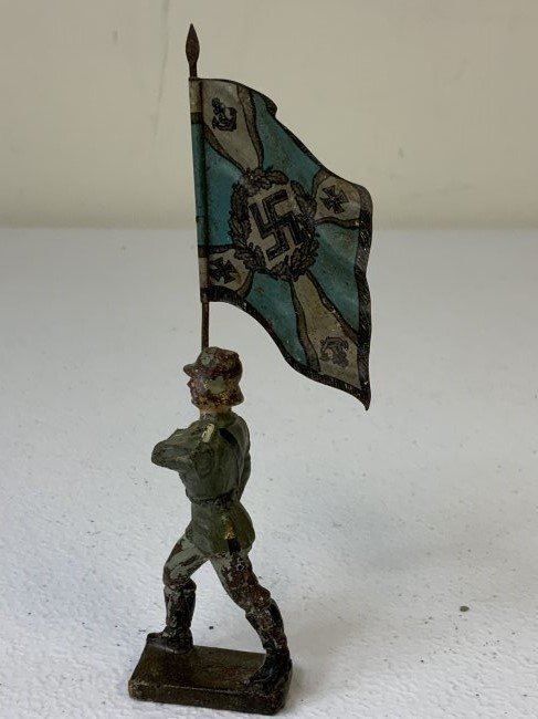 WW2 German toy figure by Lineol army flag bearer ‘Fahnenträger’ – Bevo WW2 German toy figure by Lineol army flag bearer ‘Fahnenträger’ – Bevo