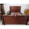 Image 2 : Mahogany Sleigh Bed w/3 Drawer Nightstand