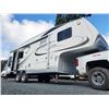 Image 29 : 0F --  2009 Jazz By Thor 5th Wheel, White, From The Hitch To The Bumper Is  27.5' Apx