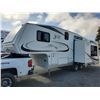 Image 2 : 0F --  2009 Jazz By Thor 5th Wheel, White, From The Hitch To The Bumper Is  27.5' Apx