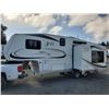 Image 6 : 0F --  2009 Jazz By Thor 5th Wheel, White, From The Hitch To The Bumper Is  27.5' Apx
