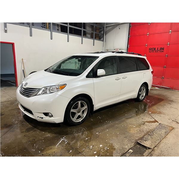 2012 TOYOTA SIENNA