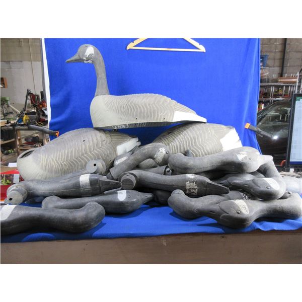 20 Goose Decoys with Removable Heads
