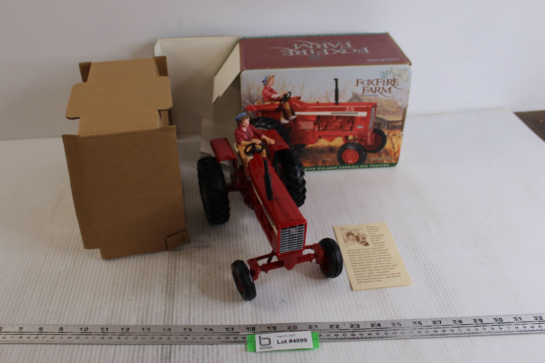 Ertl Collection ERTL Collectibles IHC Model 826 Toy Tractor w/ Driver - 1/16 Scale