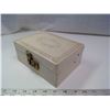 Image 2 : 915. Jewellery box with selection of vintage earrings