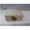 Image 3 : 915. Jewellery box with selection of vintage earrings