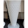 Image 3 : Milk glass vases. 1 hobnail.