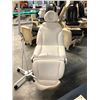 Image 2 : WHITE ELECTRIC RECLINING SALON CHAIR