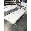 Image 2 : WHITE ELECTRIC RECLINING MASSAGE TABLE