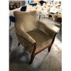 Image 2 : TAUPE MAHOGANY FRAMED CLUB STYLE CLIENT CHAIR