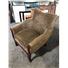 Image 2 : TAUPE MAHOGANY FRAMED CLUB STYLE CLIENT CHAIR