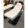 Image 2 : BEIGE MANUAL ADJUSTMENT MASSAGE TABLE