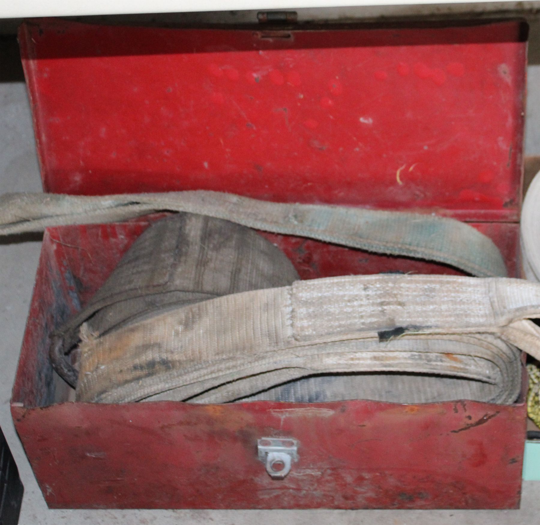 TOOL BOX WITH PULL CHAINS AND STRAPS