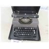 Image 2 : Underwood Portable Typewriter in Carry Case