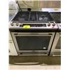 Image 1 : MAYTAG STAINLESS STEEL 5 BURNER GAS TOP STOVE WITH CONVECTION OVEN