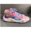 Image 2 : PAIR OF NIKE PG 6 PAUL GEORGE "PAINTED SWOOSH" SHOES SIZE 10 WITH BOX