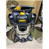 Image 3 : CHRISTMAS WREATH & DEWALT SHOPVAC