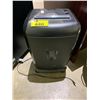 Image 1 : STAPLES SHREDDER